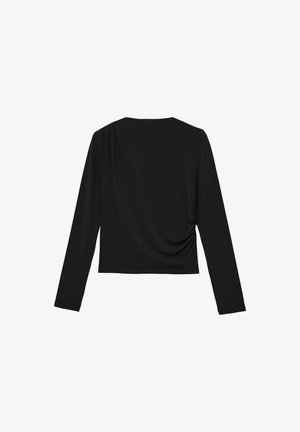 Top nero a maniche lunghe con una vestibilità comoda, caratterizzato da un tessuto drappeggiato su un lato e un collo rotondo, realizzato in materiale morbido e elasticizzato.