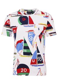 Kortärmad vit T-shirt med ett marint tryck som har färgglada segelbåtsgrafik och en bröstficka. Tillverkad av bomull.