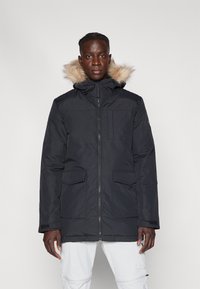 Μαύρο παρκά μπουφάν με επένδυση από συνθετική γούνα στην κουκούλα, φερμουάρ μπροστά και δύο μπροστινές τσέπες. Διαθέτει ματ φινίρισμα και ρυθμιζόμενους καρπούς.