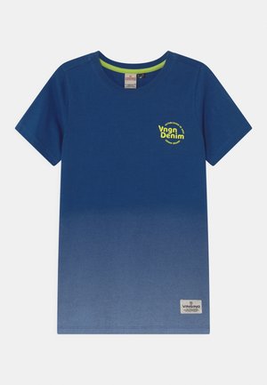 Blå T-shirt med korte ærmer med gradient-effekt, rund halsudskæring, lille gul "Vngn Denim" logo på brystet og hvid Vingino mærkat nær kanten.