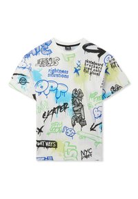 T-shirt bianco a maniche corte con stampa colorata in stile graffiti nei colori blu, verde e nero, con vari testi e disegni di cartoni animati.