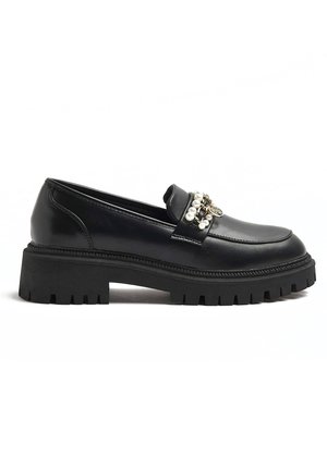 Sort læder chunky loafer med tyk slidbane, dekoreret med perle- og guldkædedetalje på overdelen.