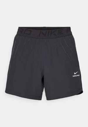 Shorts de sport noirs avec une taille flexible, dotés du texte "NIKE PRO". Comprend un petit logo Nike blanc dans le coin inférieur droit.