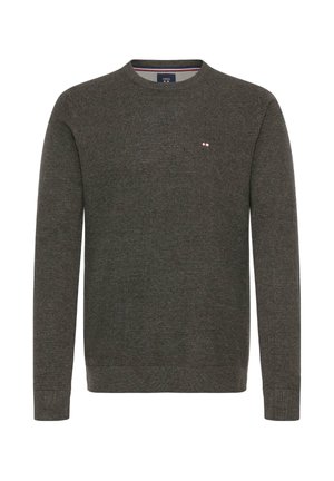 Tumši pelēks adīts džemperis ar apaļu kakla izgriezumu un garām piedurknēm, ar mazu daudzkrāsu logotipu uz krūtīm. Teksturēta auduma.