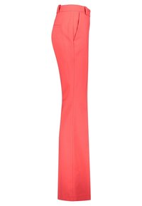 Pantalon tailleur taille haute couleur corail rose avec passants pour ceinture, poches latérales et jambes droites larges, montré de profil.