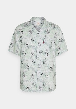Chemise à manches courtes à boutons avec un motif floral abstrait vert clair et noir ainsi qu'une petite étiquette logo rouge sur la poche poitrine.