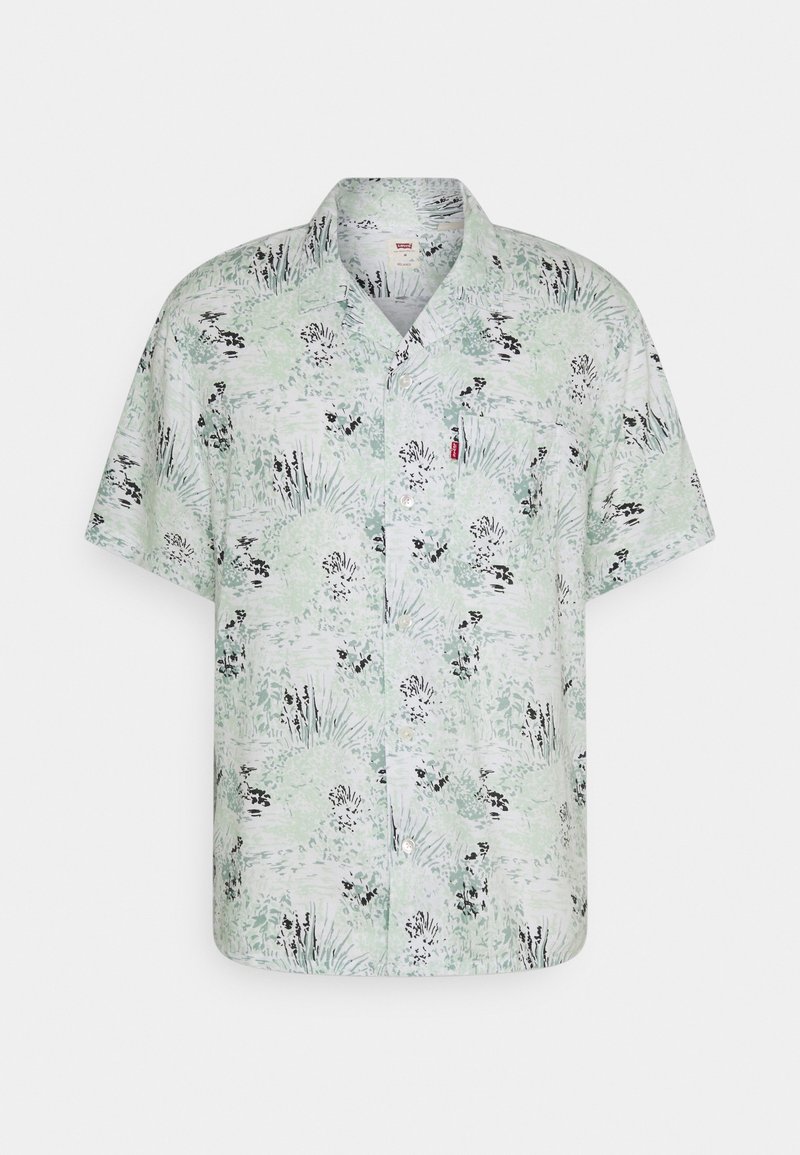 Chemise à manches courtes à boutons avec un motif floral abstrait vert clair et noir ainsi qu'une petite étiquette logo rouge sur la poche poitrine.