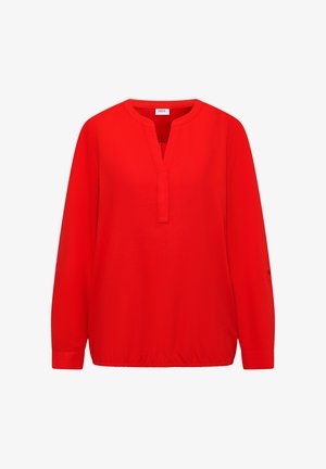 Czerwona bluzka wykonana z lekkiego materiału. Posiada dekolt w kształcie litery V, długie rękawy i elastyczny dół. Gładka faktura bez widocznych wzorów ani akcentów.