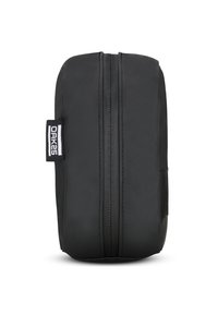 Borsa nera con una texture liscia e opaca, dotata di una cerniera centrale e di un'etichetta laterale. Forma rettangolare, design compatto.