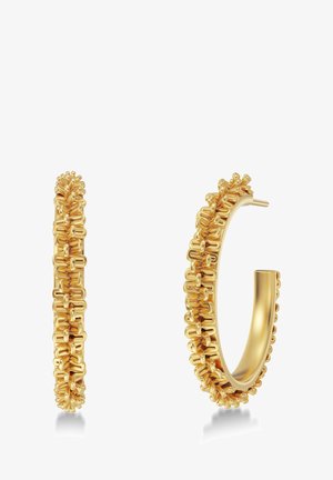 Ohrringe in Goldfarbe mit einer texturierten, kettenähnlichen Struktur, die ein poliertes Finish und markante Akzente im gesamten Design aufweisen.