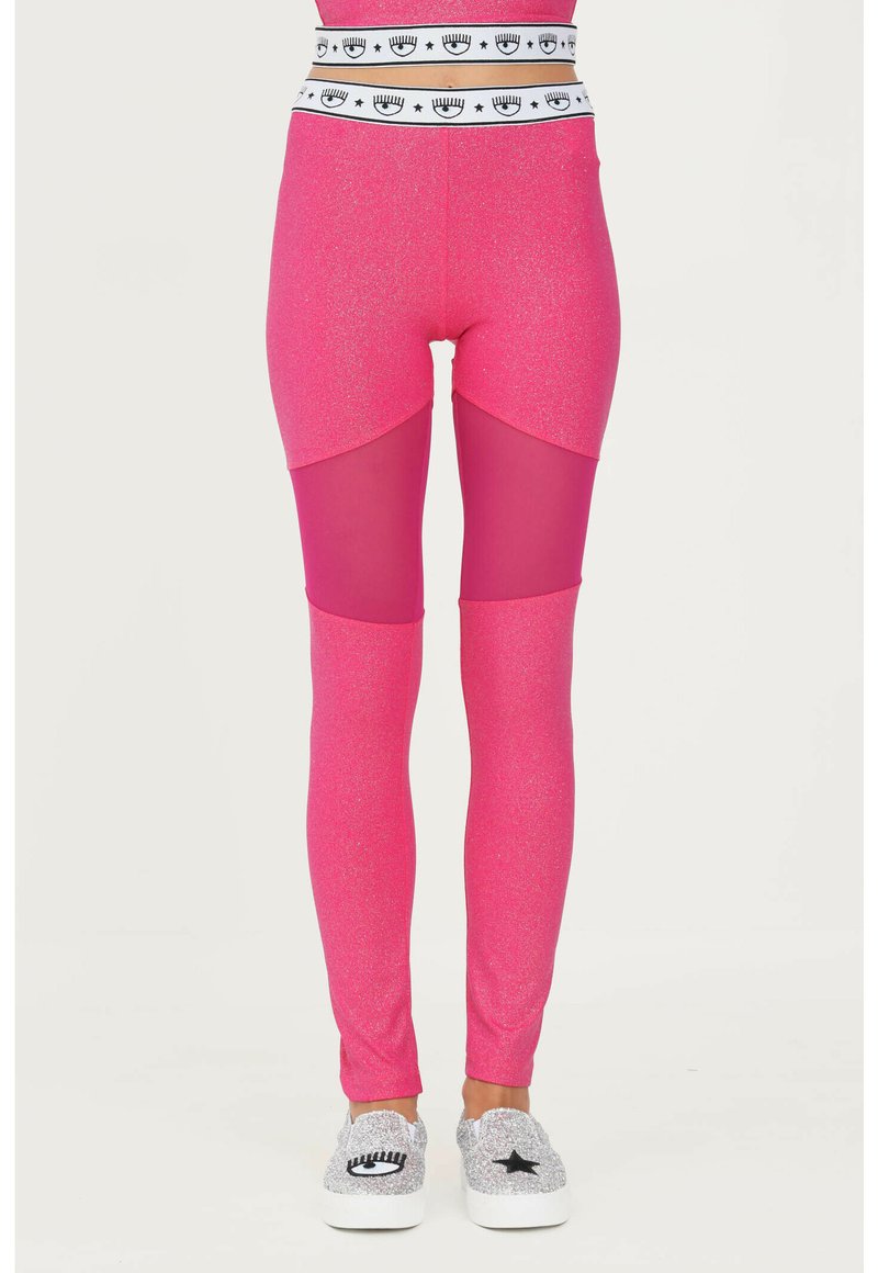 Pink Glitzer-Leggings mit undurchsichtigen pinken Einsätzen und einem gemusterten schwarz-weißen Bund. Sie haben eine enganliegende Passform und eine glatte Textur.