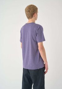 Lila Kurzarm-T-Shirt aus weichem Stoff, mit einer regulären Passform, Rundhalsausschnitt und einem einfachen, schlichten Design.