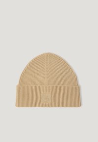 Culoare bej deschis, bonetă tricotată cu textură ribbed și tiv pliat. Prezintă un logo circular, embosat, în față.