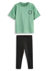 Grünes Kurzarm-T-Shirt mit schwarzem Text „Cool Kid All Day“ und schwarzen Leggings, aus weichem, dehnbarem Baumwoll-Mix-Stoff.