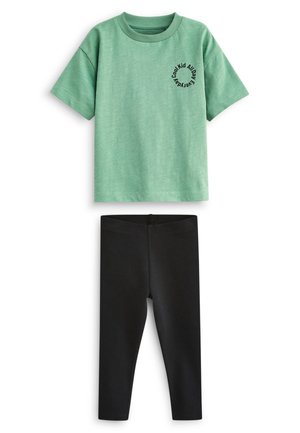 Grünes Kurzarm-T-Shirt mit schwarzem Text „Cool Kid All Day“ und schwarzen Leggings, aus weichem, dehnbarem Baumwoll-Mix-Stoff.