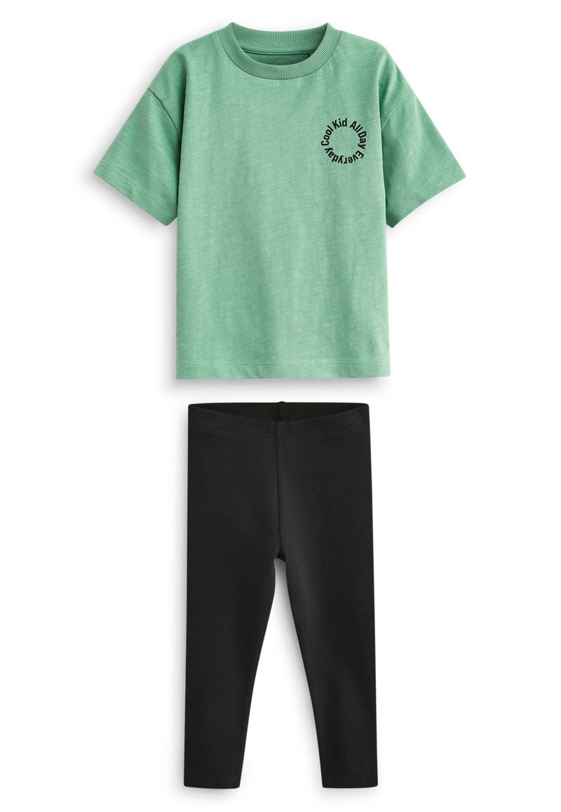 Grünes Kurzarm-T-Shirt mit schwarzem Text „Cool Kid All Day“ und schwarzen Leggings, aus weichem, dehnbarem Baumwoll-Mix-Stoff.