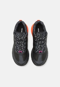 Merrell AGILITY PEAK 5 - Bėgimo bateliai, skirti nelygiam paviršiui - black/multi-coloured