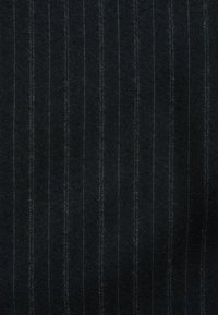 Ciemna tkanina z pionowymi prążkami w odcieniach szarości, o miękkiej teksturze i drobnym splocie.