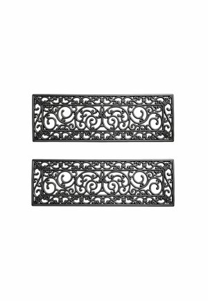 Zwei rechteckige schwarze Metallgitter mit symmetrischer, verzierter Volutenarbeit und floralen Eckdetails, auf weißem Hintergrund platziert.