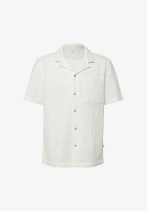 Biała, teksturowana koszula na krótki rękaw z kołnierzykiem i pojedynczą kieszenią na piersi, wyświetlona na jednolitym tle.