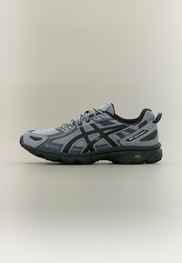 Γκρι και μαύρο παπούτσι για τρέξιμο ASICS GEL-Venture 8 με ύφασμα Gore-Tex και γέλη απορρόφησης κραδασμών, εμφανιζόμενο από την εξωτερική πλευρά σε ουδέτερο φόντο.