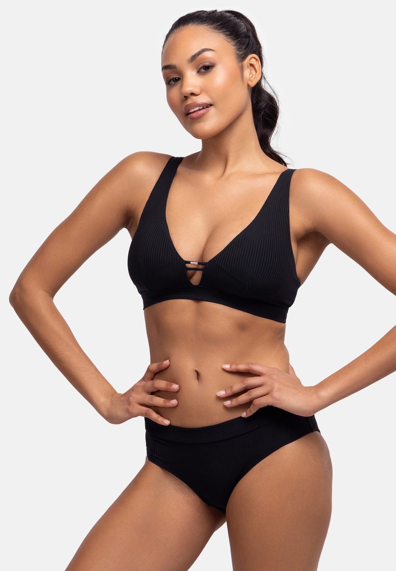 Juodas banguotas bikini, apatinė dalis su trikampio formos liemenėle ir plačiomis petnešomis, su centrinio išpjovimo detalėmis ir atitinkamomis aukšto liemens kelnaitėmis.
