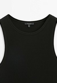 Haut noir sans manches à côtes avec encolure ronde et étiquette de vêtement visible à l'intérieur du col.