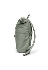 Hellgrauer Rucksack mit gepolsterten Trägern, Fronttasche, oberem Rollverschluss und seitlicher Reißverschlusstasche, seitlich auf weißem Hintergrund dargestellt.