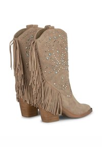 Botas de cowboy de ante beige con flecos, adornos de strass, punta afilada y tacón de madera apilada.