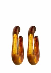 Orecchini in resina di colore ambra con una forma a goccia allungata e liscia. Presentano una superficie lucida e un sottile effetto sfumato. Meccanismi in argento.