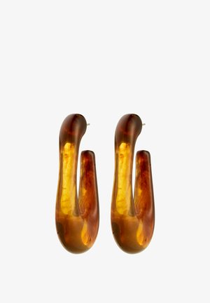 Boucles d'oreilles en résine couleur ambre avec une forme de goutte d'eau allongée et lisse. Présente une surface brillante et un effet dégradé subtil. Quincaillerie en argent.