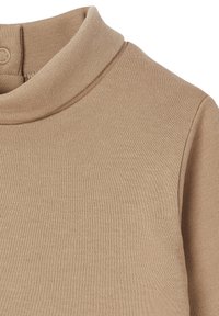 Beige Rollkragenpullover aus einem weichen, strukturierten Stoff mit einer figurbetonten Silhouette. Leicht gerippter Ausschnitt mit einem einfachen Knopfverschluss hinten.