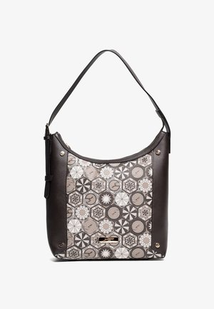 Sac hobo avec une base en cuir brun foncé et un devant en toile beige à motifs géométriques avec des accents métalliques. Bandoulière réglable.