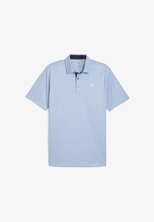 Világoskék polo póló, finom kis körökkel mintázva, gallérral és három gombbal, a mellkason elhelyezett márkás logóval.