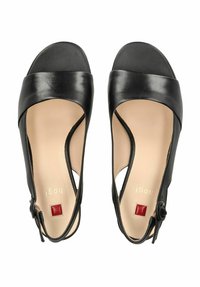 Sandales en cuir noir avec une large bride avant, des côtés ouverts et un design de bout arrondi. Comprend un accent carré rouge sur le talon.