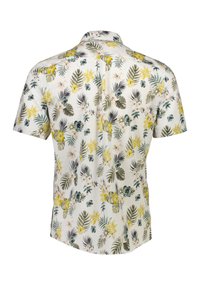 Korte mouwen shirt, lichte stof, witte basis met een meerkleurig bloem- en bladdessin in groen, geel en blauw. Standaard kraag, rugnaad.