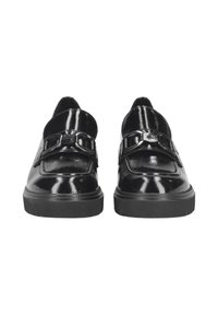 Zwarte lakleren schoenen met een glanzende afwerking, voorzien van een brede band met een zilveren gesp en een dikke, gestructureerde zool.