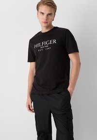 Tommy Hilfiger TEE - Μπλουζάκι με στάμπα - black