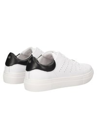 Sneaker bianchi in pelle con dettagli in pelle nera sul tallone, design perforato sui lati, punta arrotondata e suola in gomma testurizzata.