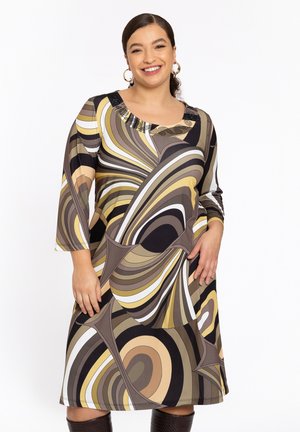 Mehrfarbiges Kleid mit langen Ärmeln, das ein wirbelndes Muster in Brauntönen, Gelb und Schwarz zeigt. Am Ausschnitt mit Pailletten verziert.