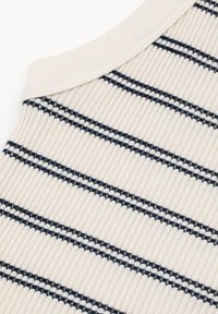 Sweter ściągaczowy w kolorze kremowym z granatowymi paskami. Posiada okrągły dekolt i teksturowany materiał, podkreślający pionowe linie i paski.