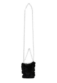 Borsa a tracolla nera con paillettes, di forma rettangolare, con una tracolla in catena argentata e una superficie texturizzata realizzata con dischi sovrapposti.
