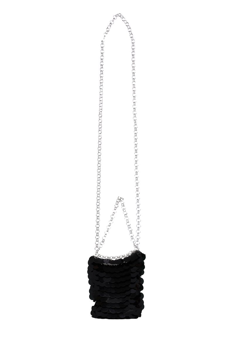 Borsa a tracolla nera con paillettes, di forma rettangolare, con una tracolla in catena argentata e una superficie texturizzata realizzata con dischi sovrapposti.