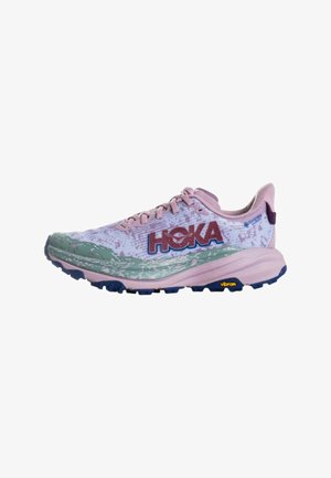 Zapatilla de running HOKA de color morado claro y rosa con detalles verdes, suela Vibram y diseño con cordones, vista de lado sobre fondo blanco.