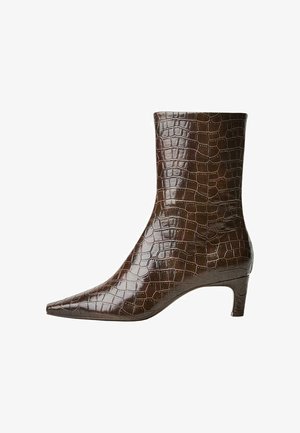 Braune Leder-Stiefelette mit spitzer Zehenpartie, ausgestattet mit einer krokodilgeprägten Textur und einem mittelgroßen, konisch zulaufenden Absatz.