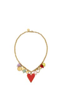 Collar de cadena de oro que presenta un gran encanto en forma de corazón rojo, con varios encantos de corazón coloridos más pequeños y un acento circular de oro.