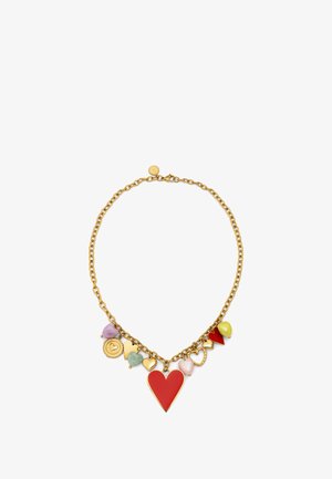 Gouden ketting met een grote rode hartbedel, versierd met verschillende kleinere kleurrijke hartbedels en een ronde gouden accent.