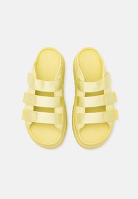 UGG GOLDENGLOW SLIDE - Heeled mules - light green