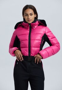 Chaqueta acolchada en un vibrante color rosa con detalles en negro, que presenta una cremallera frontal, cuello alto, cinturón ajustable y un borde de piel sintética en la capucha.