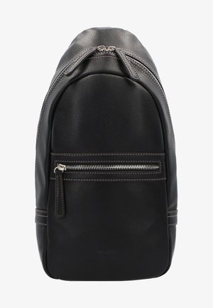 Sac à dos en cuir noir avec une finition texturée, doté d'une fermeture éclair supérieure et d'une poche zippée à l'avant. Détail de couture contrastante subtile.